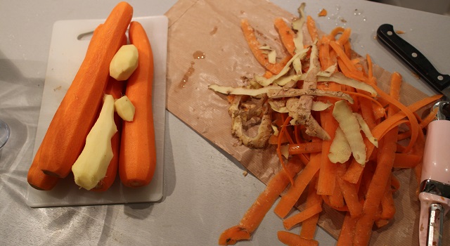 Éplucher et couper les carottes