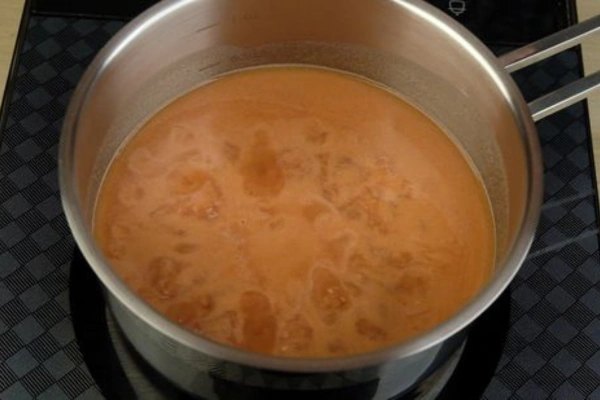 Ajouter un verre d’eau et laisser la sauce s’épaissir quelques minutes à feu doux.