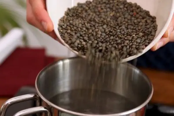 Deux heures avant, trempez les lentilles dans de l’eau froide et mettez-les de côté.