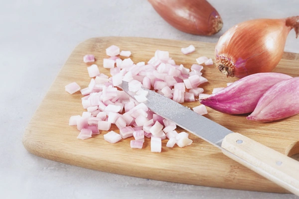 Mixer ou émincer finement l’ail, les oignons et l’échalote.