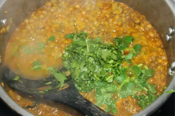 Pour terminer, ajouter le persil et la coriandre hachés.