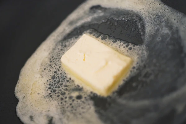 Intégrer le beurre fondu