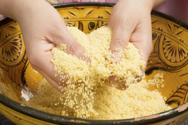 Préparation de la Semoule et Dressage du Couscous