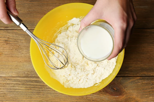 Mélanger le lait et les ingrédients secs