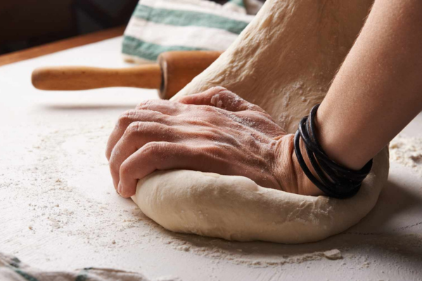 Pétrir la pâte pendant environ 10 minutes pour l'assouplir